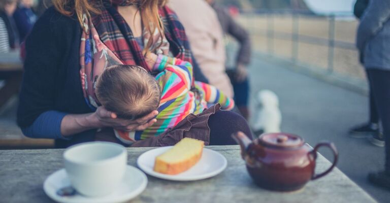 mamma allatta bimbo al bar