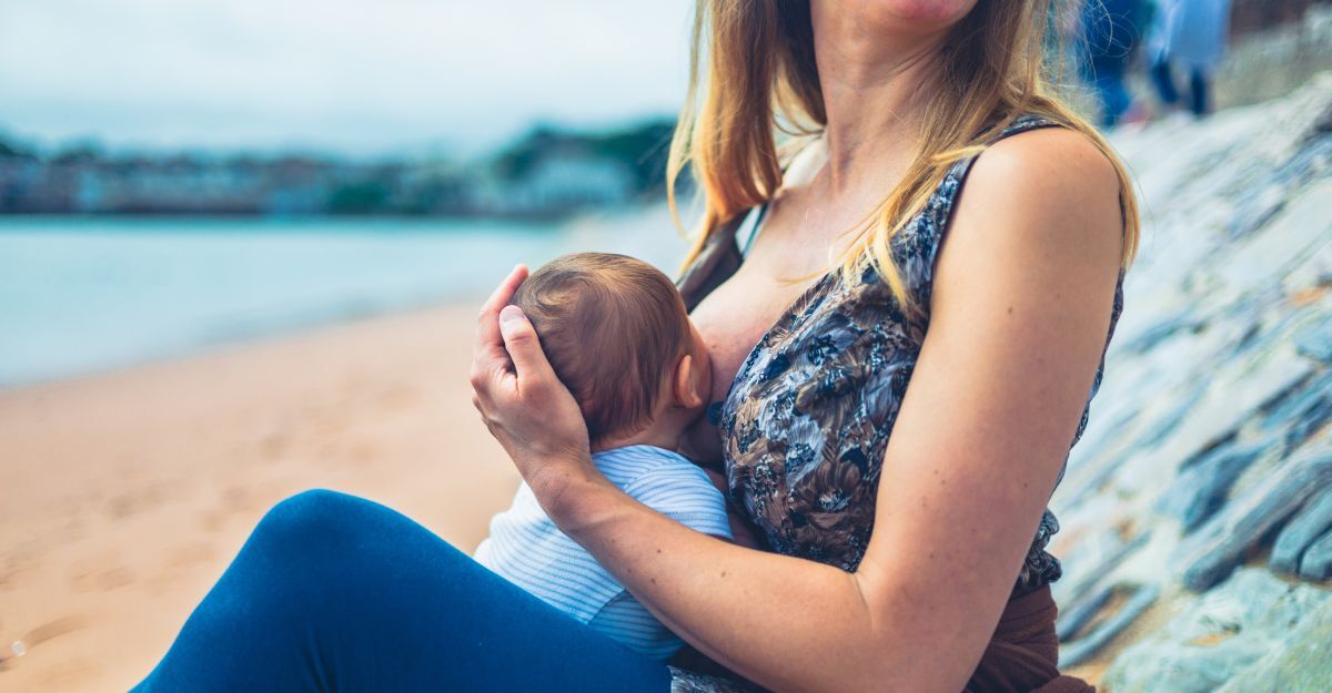 mamma-allatta-bimbo-all-aperto