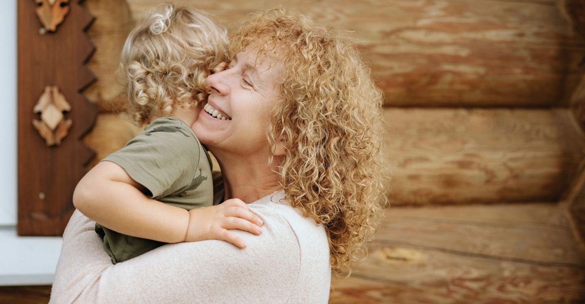 Zia che tiene in braccio suo nipote in maniera affettuosa
