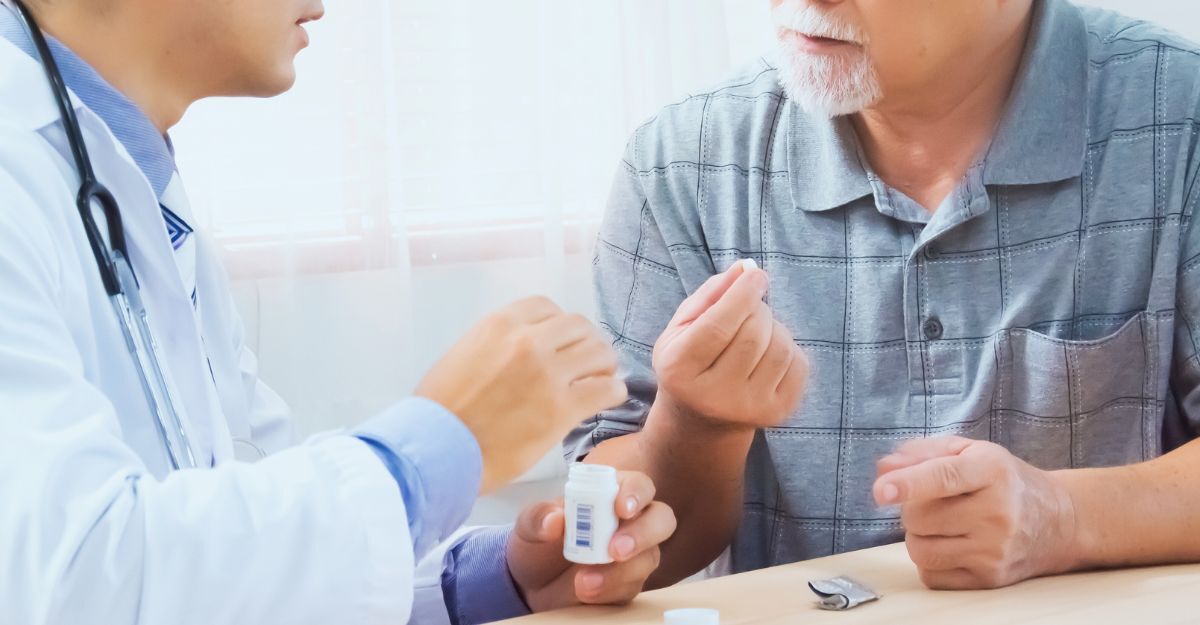Un signore anziano parla con il medico nel prendere una pastiglia