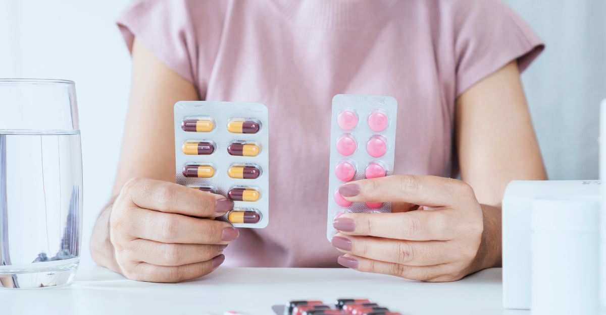 Una persona tiene in mano dei blister di medicine