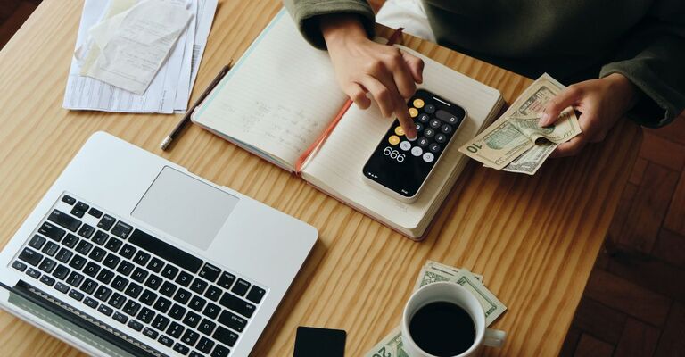 ragazza fa i conti con la calcolatrice