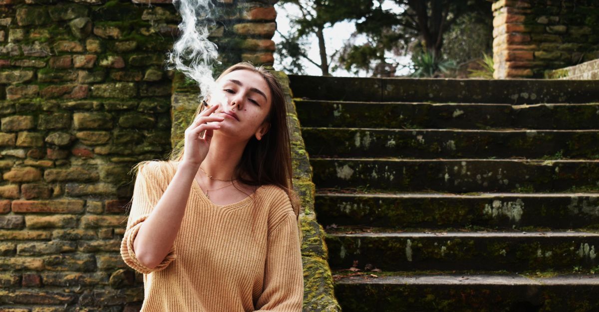 Una ragazza che fuma