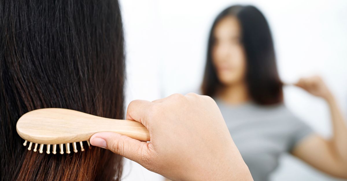 Una ragazza si pettina