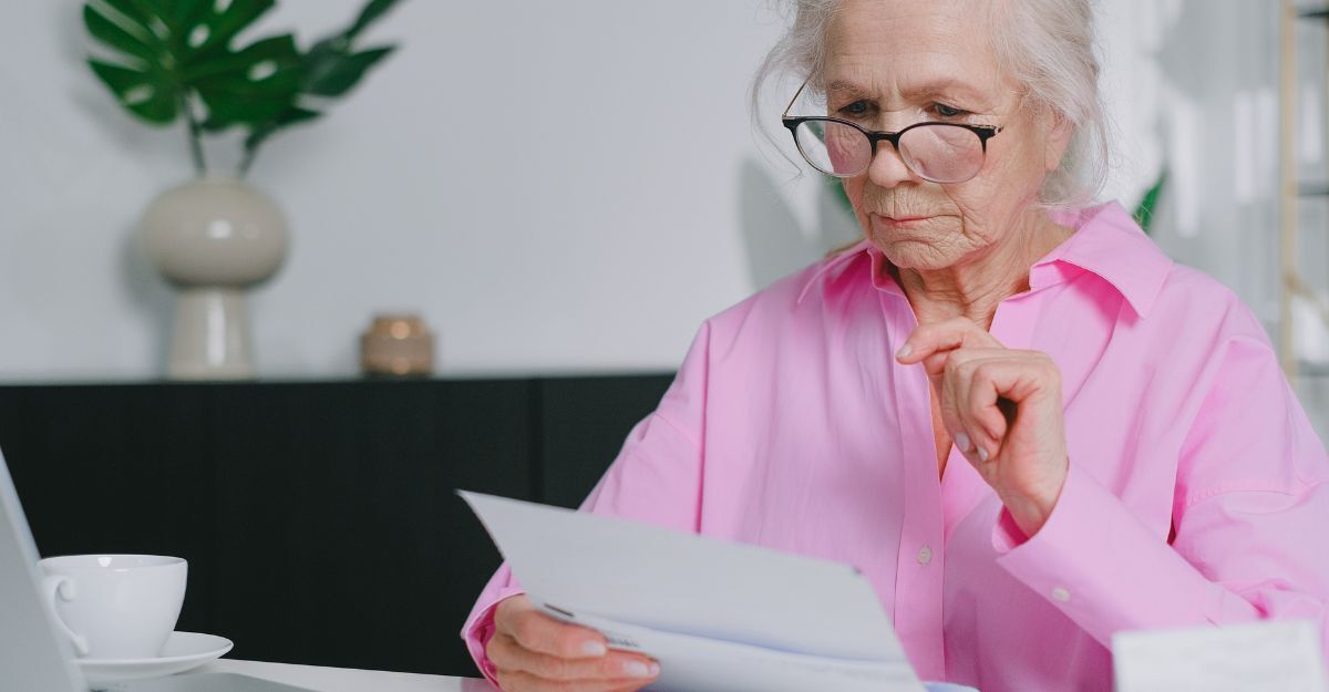 donna anziana legge documenti