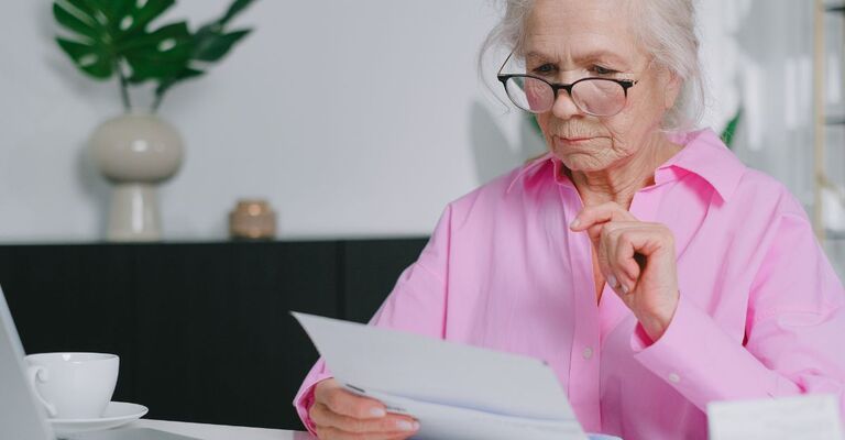 donna anziana legge documenti