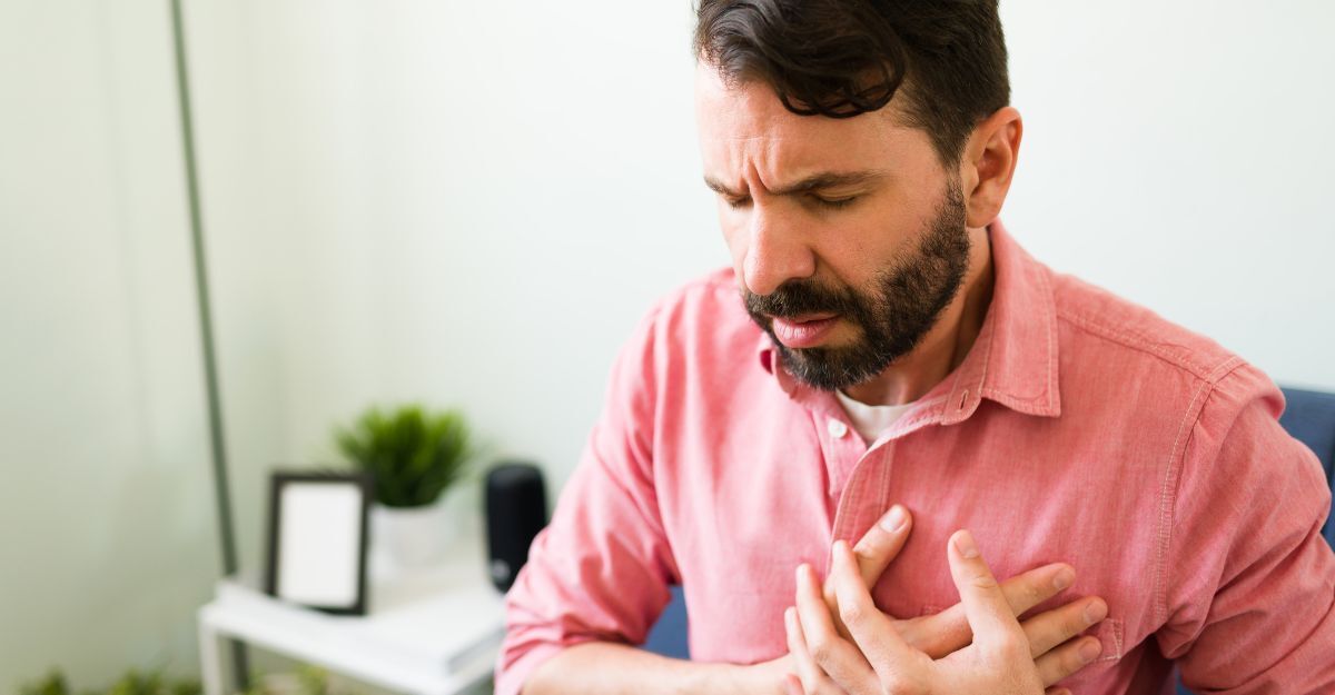 Un uomo si tocca il petto