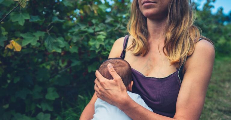 Una donna con in braccio un bambino