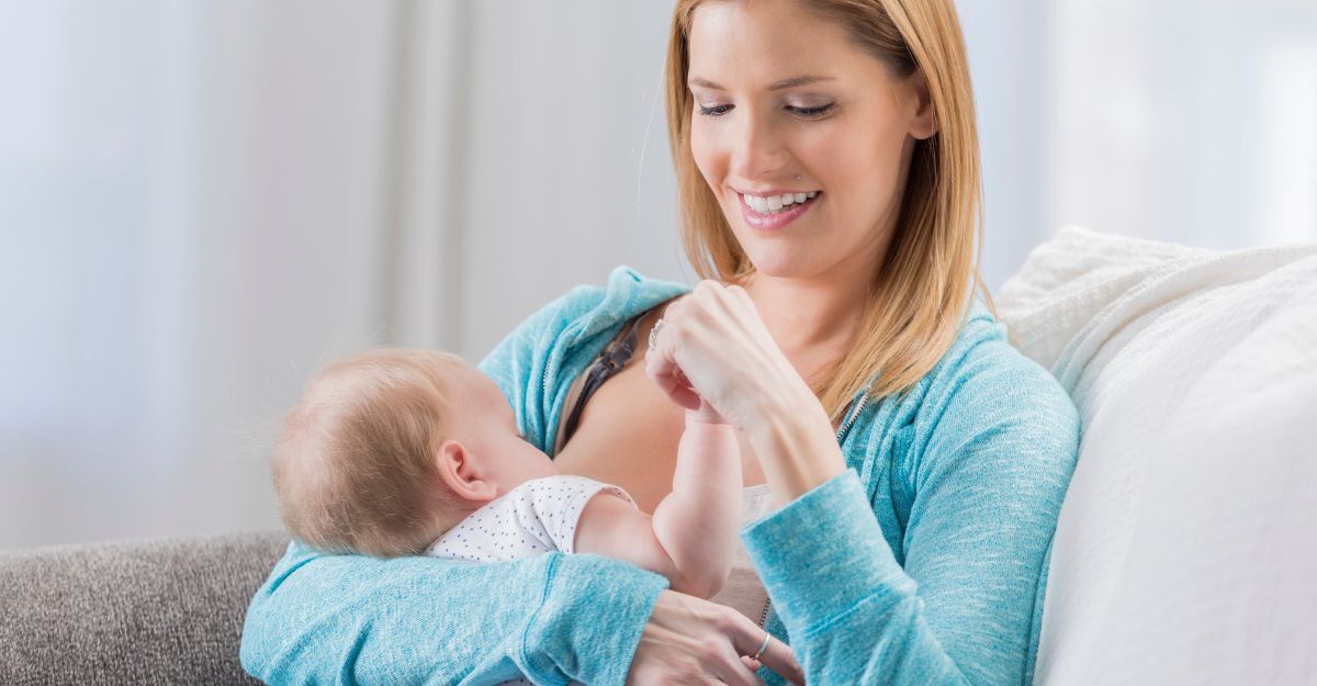 Una donna con in braccio un bambino
