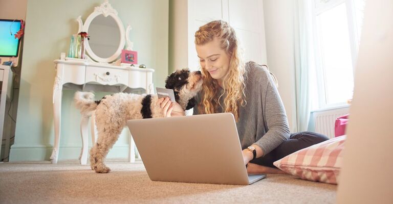 cane e padrona al pc, seduti sul tappeto