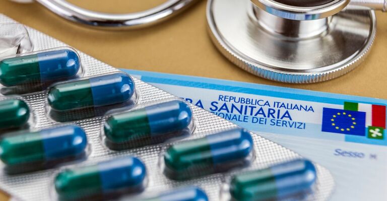Delle pillole e una tessera sanitario