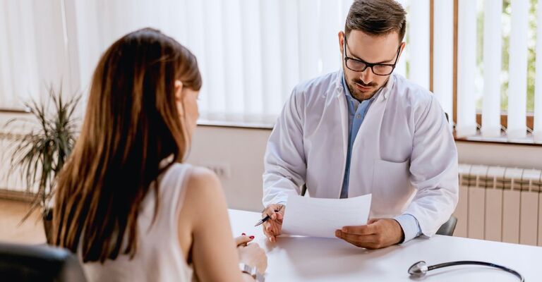 Una donna dal medico