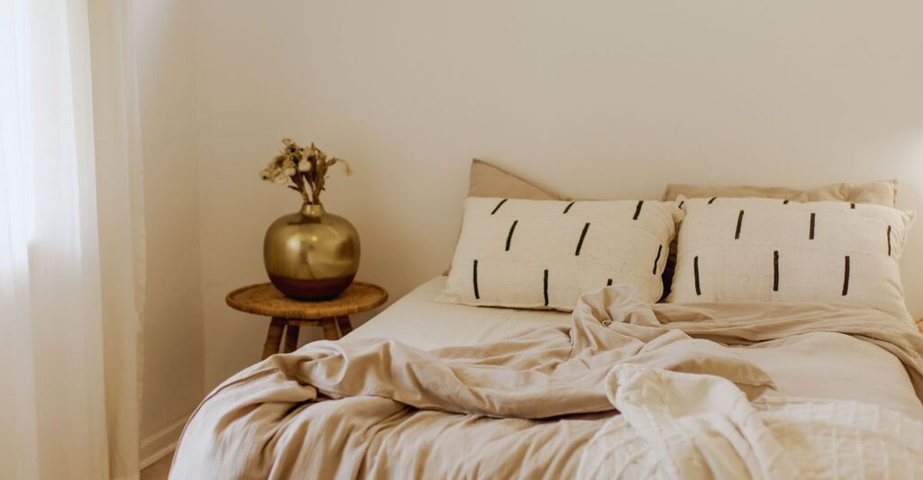 Un letto con le lenzuola in disordine