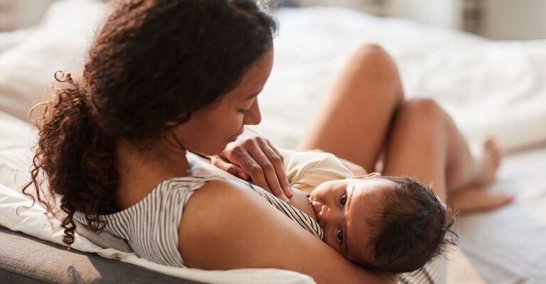 Perla di latte in allattamento mamma allatta suo bambino