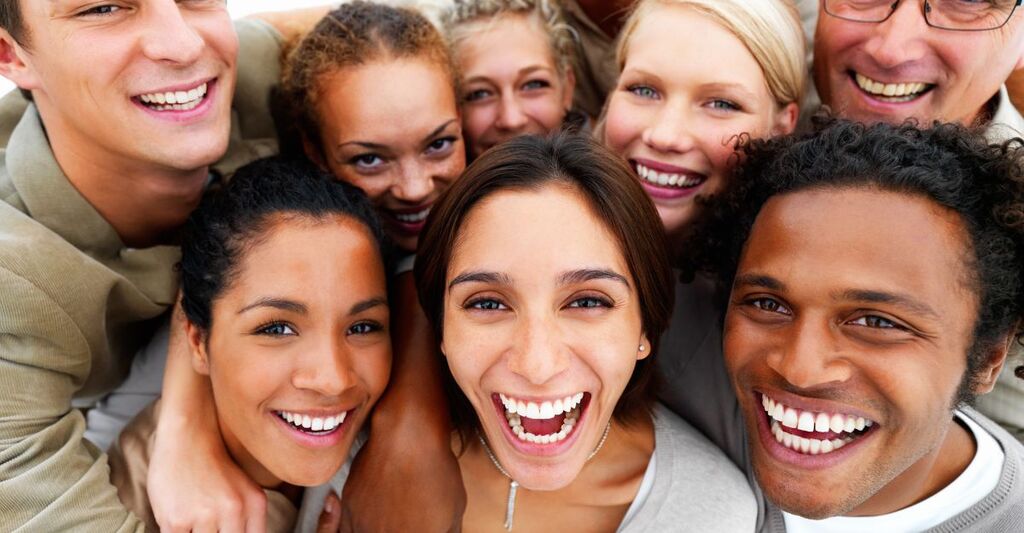 tanti ragazzi che sorridono