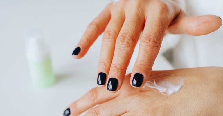 Persona applica con la mano un po' di crema sul dorso dell'altra