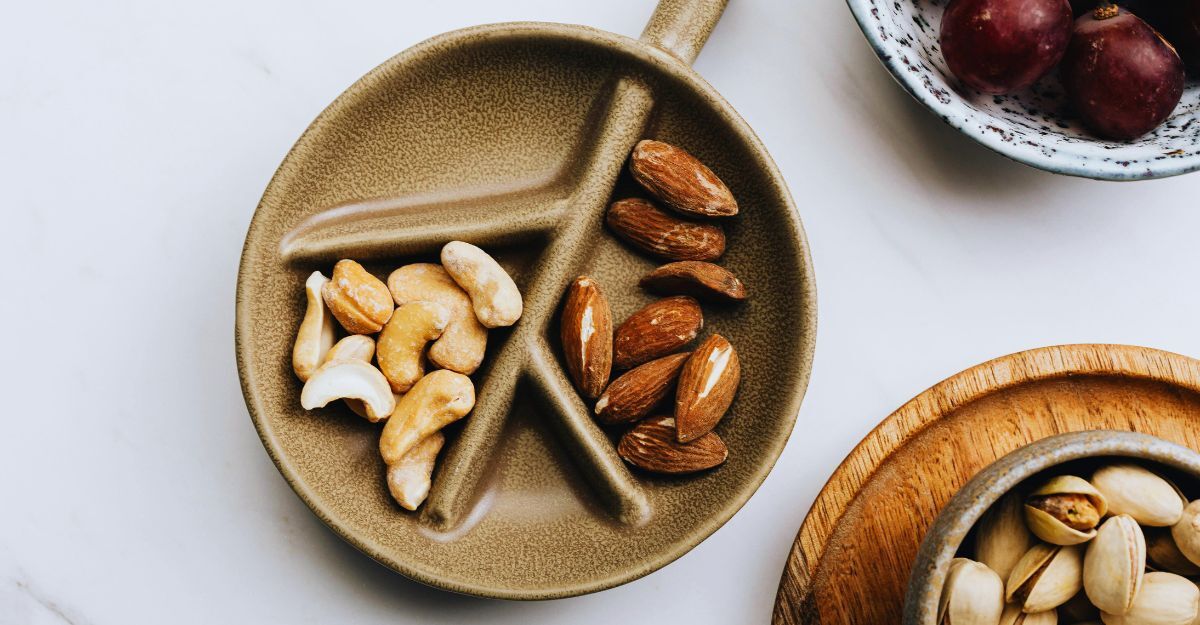 Noci, anacardi, pistacchi in dei piatti sul tavolo