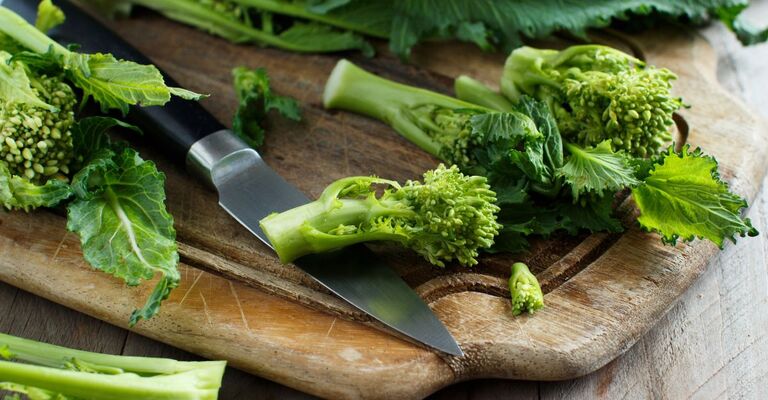 cime di rapa su un tagliere