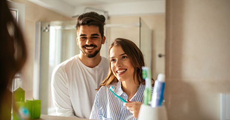 coppia si abbraccia davanti allo specchio