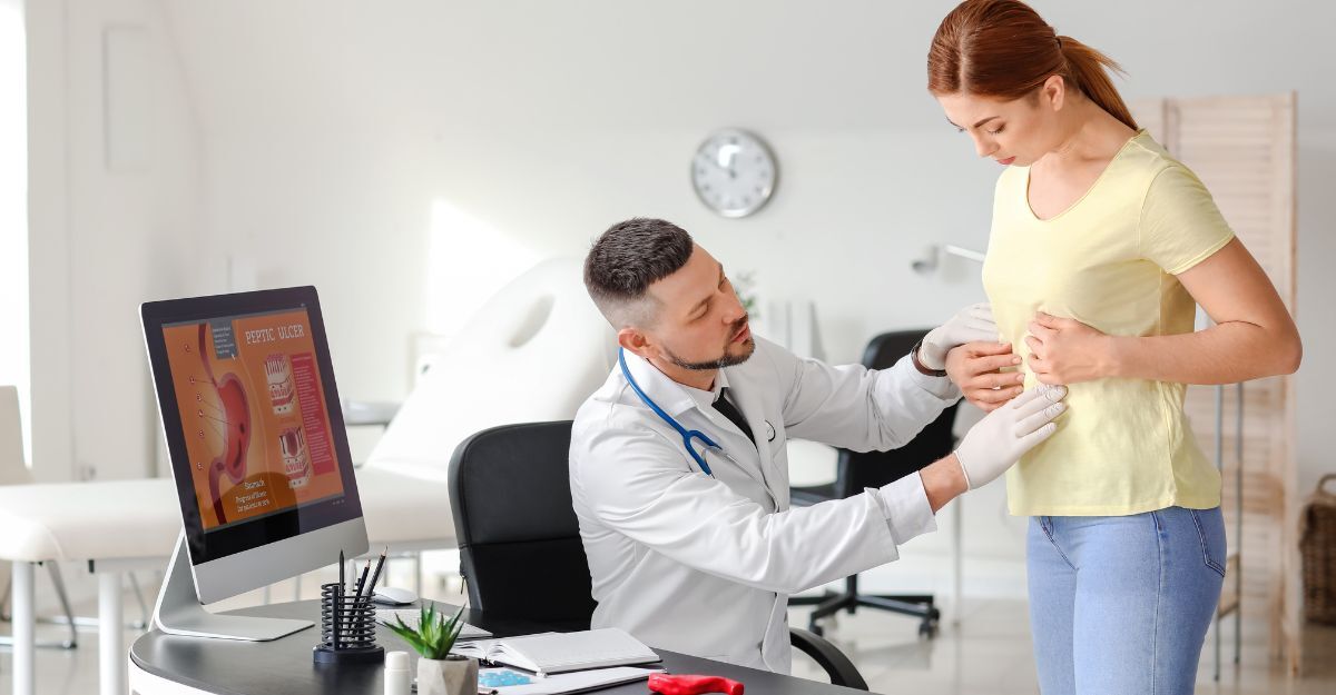 medico visita addome paziente