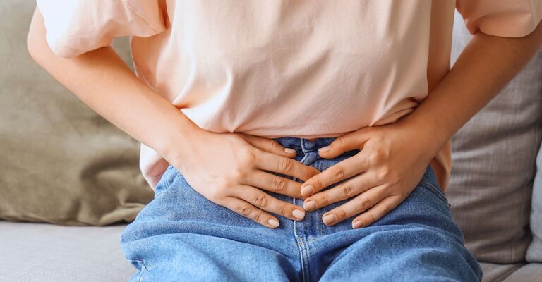 Ragazza con mani sul ventre