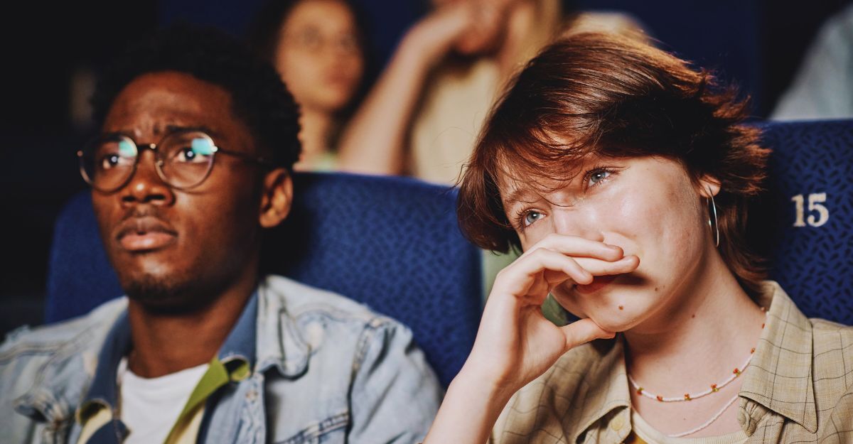 Una giovane coppia che al cinema si commuove per un film
