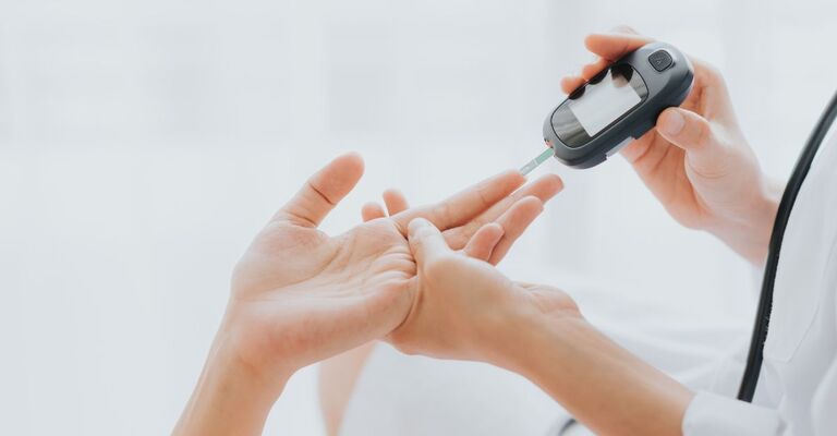 Un medico esegue su un paziente il test per il diabete