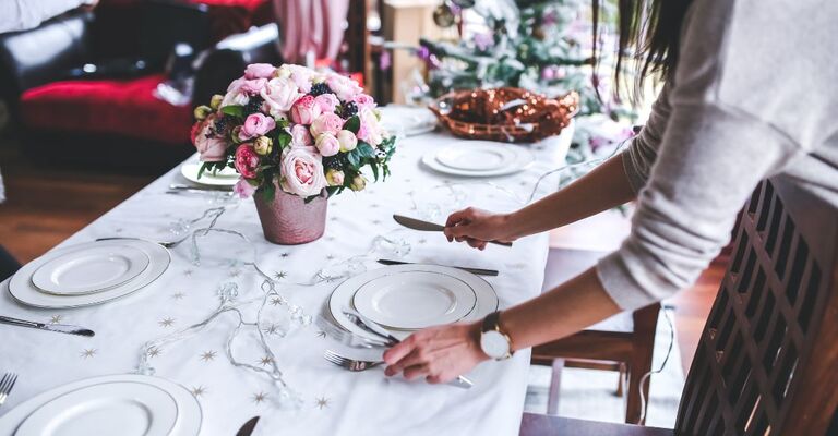 ragazza apparecchia tavola