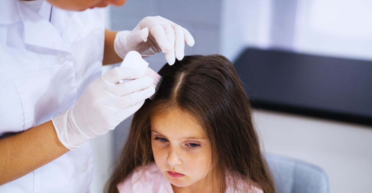 Dermatologa esamina il cuoio capelluto di una bambina