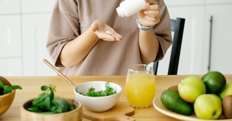 ragazza prende Integratori di magnesio