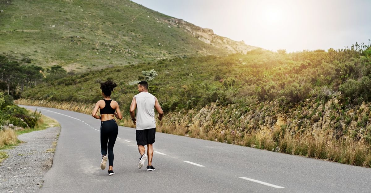 Una persone corrono su una strada