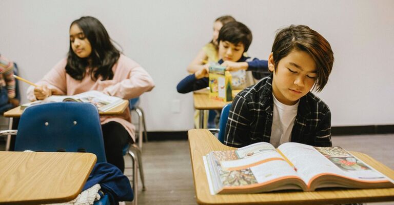 Bambini in classe che svolgono varie attività