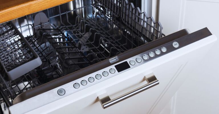 Lavastoviglie con sportello aperto di cui si intravede il contenuto