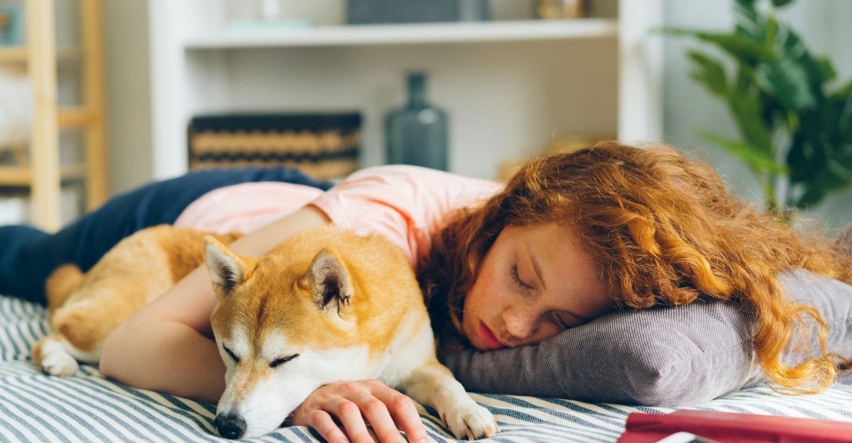 ragazza dorme con il suo cagnolino a fianco