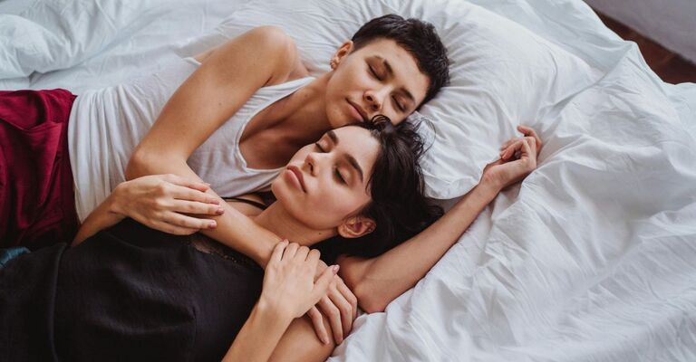 Due donne sul letto una abbracciata all'altra