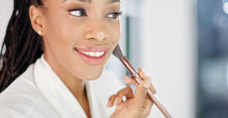 Una ragazza si mette la cipria nel viso