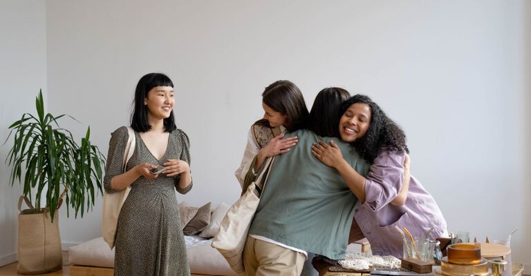 ragazzi si abbracciano