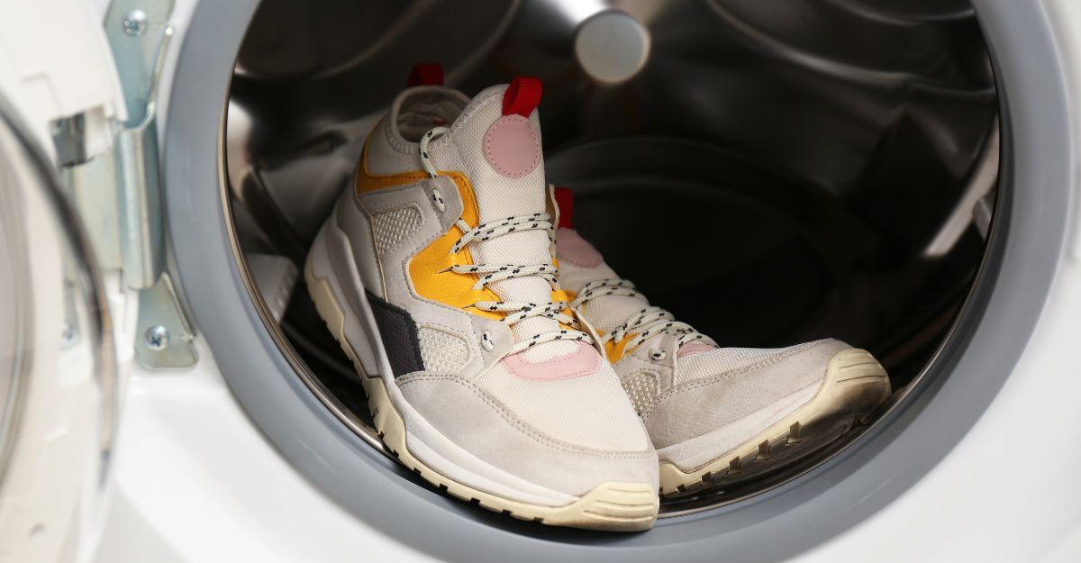 Delle scarpe dentro una lavatrice