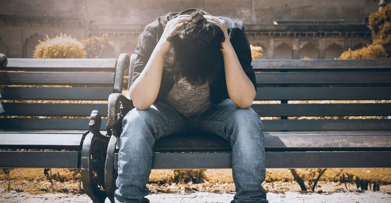 un uomo triste e solo