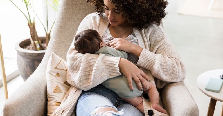 mamma allatta il suo bambino