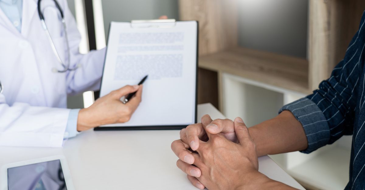 Un medico mostra una cartelle clinica ad un paziente