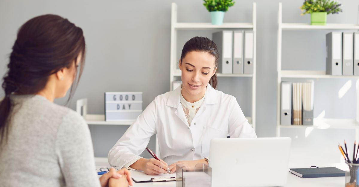 Una donna parla con un medico