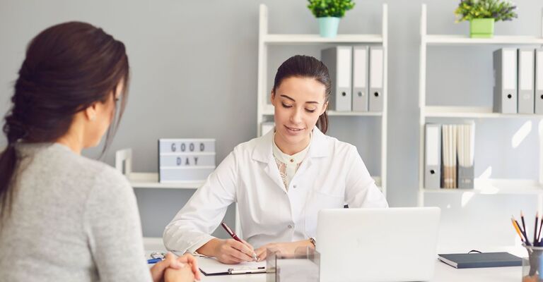 Una donna parla con un medico