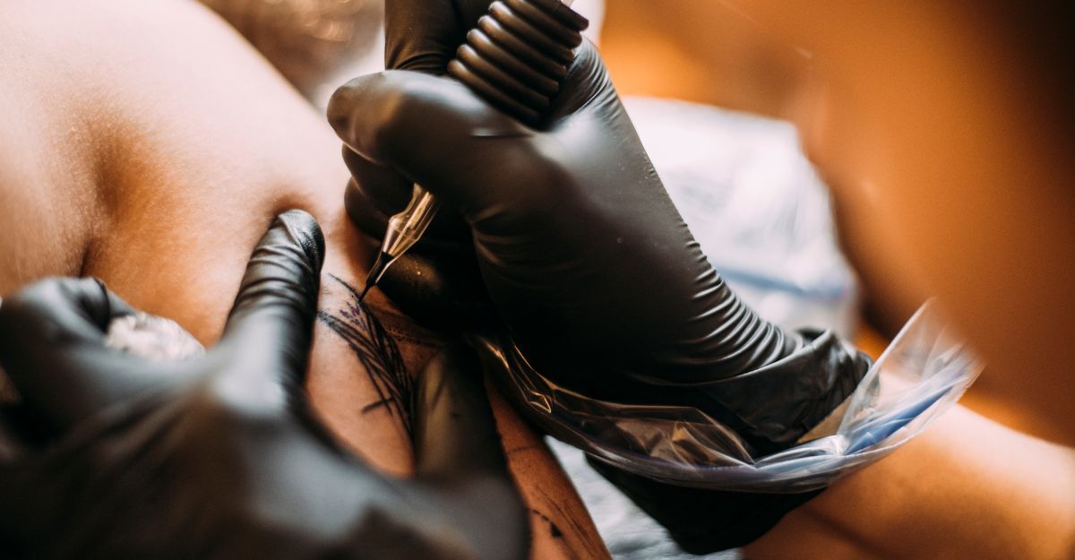 Una persona che fa un tatuaggio ad un'altra persona