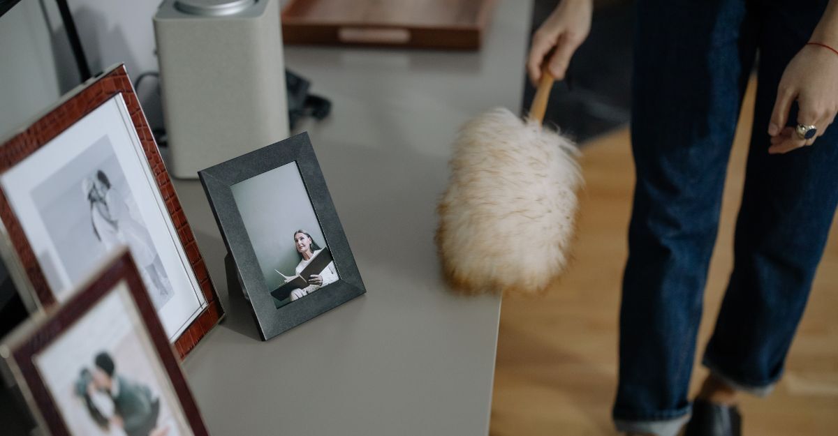 Una persona passa un panno in microfibra su un mobile per pulirlo dalla polvere
