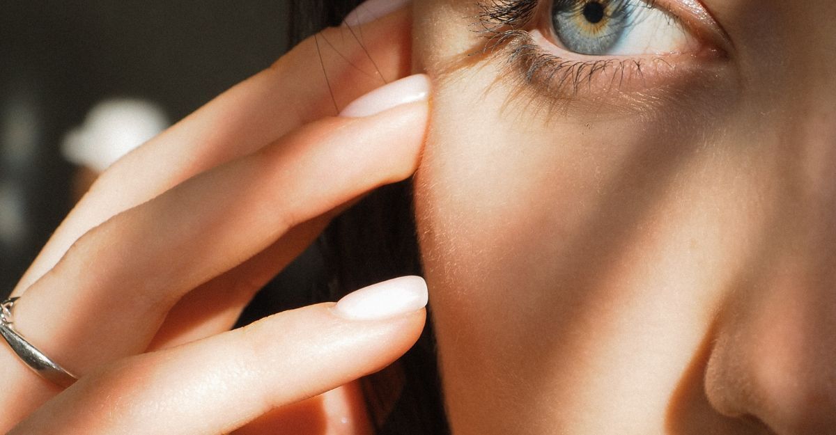 Il primo piano del viso di una donna