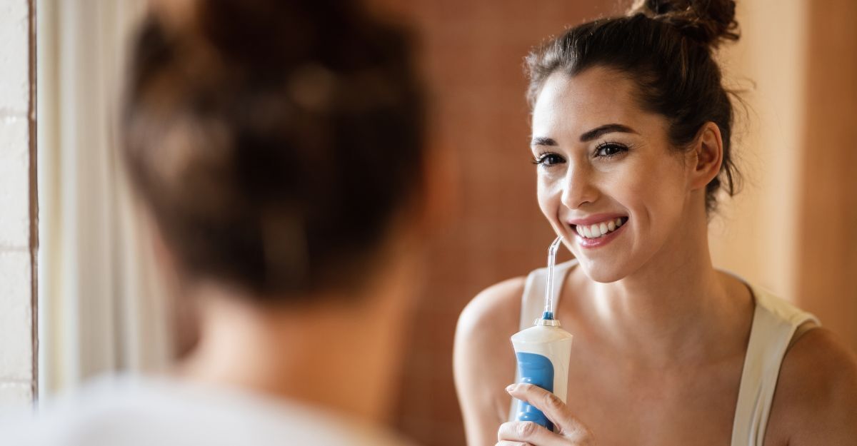 ragazza utilizza Idropulsore dentale