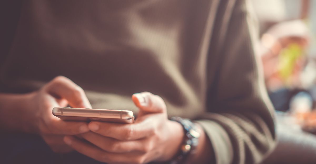 Una persona con in mano un cellulare