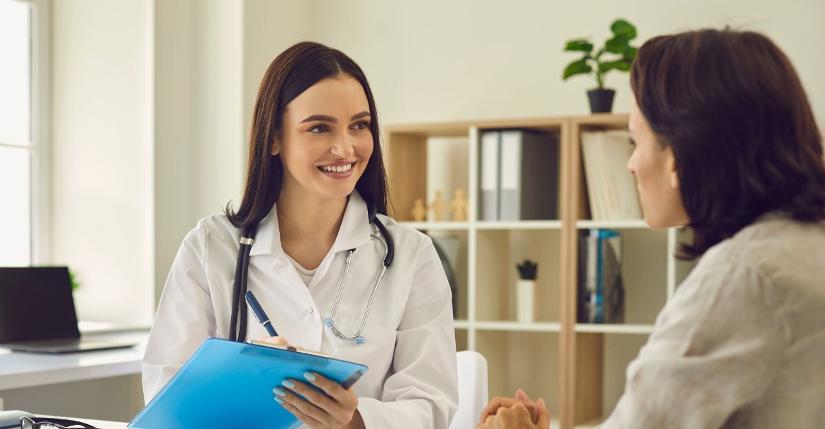 un medico parla con una paziente