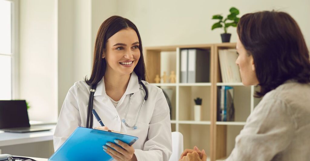 un medico parla con una paziente